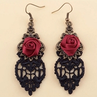 Goth Horgolt beakasztós csipke fülbevaló piros rózsa dísszel (1 pár)